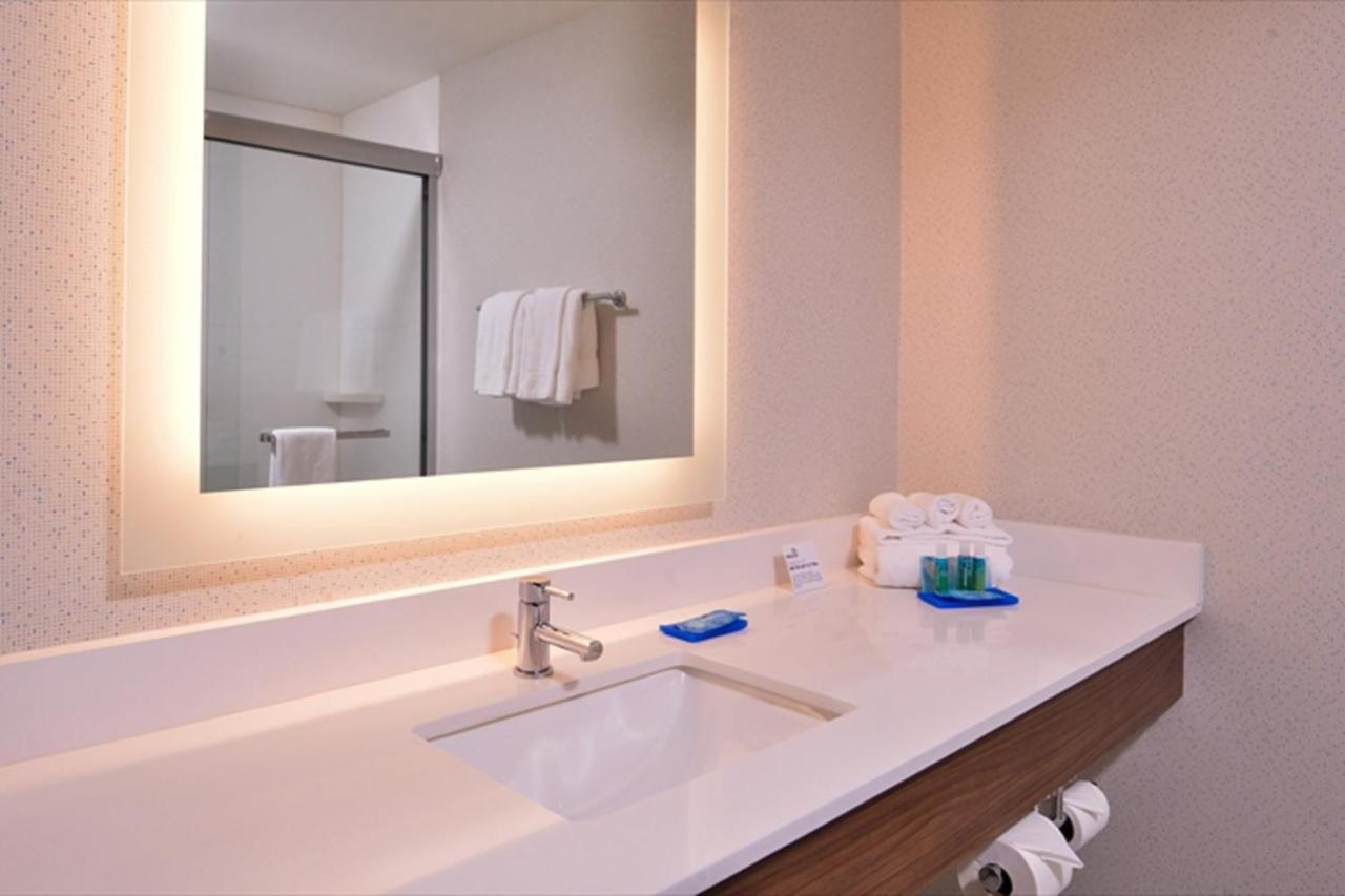 Holiday Inn Express Madera By Ihg Bagian luar foto