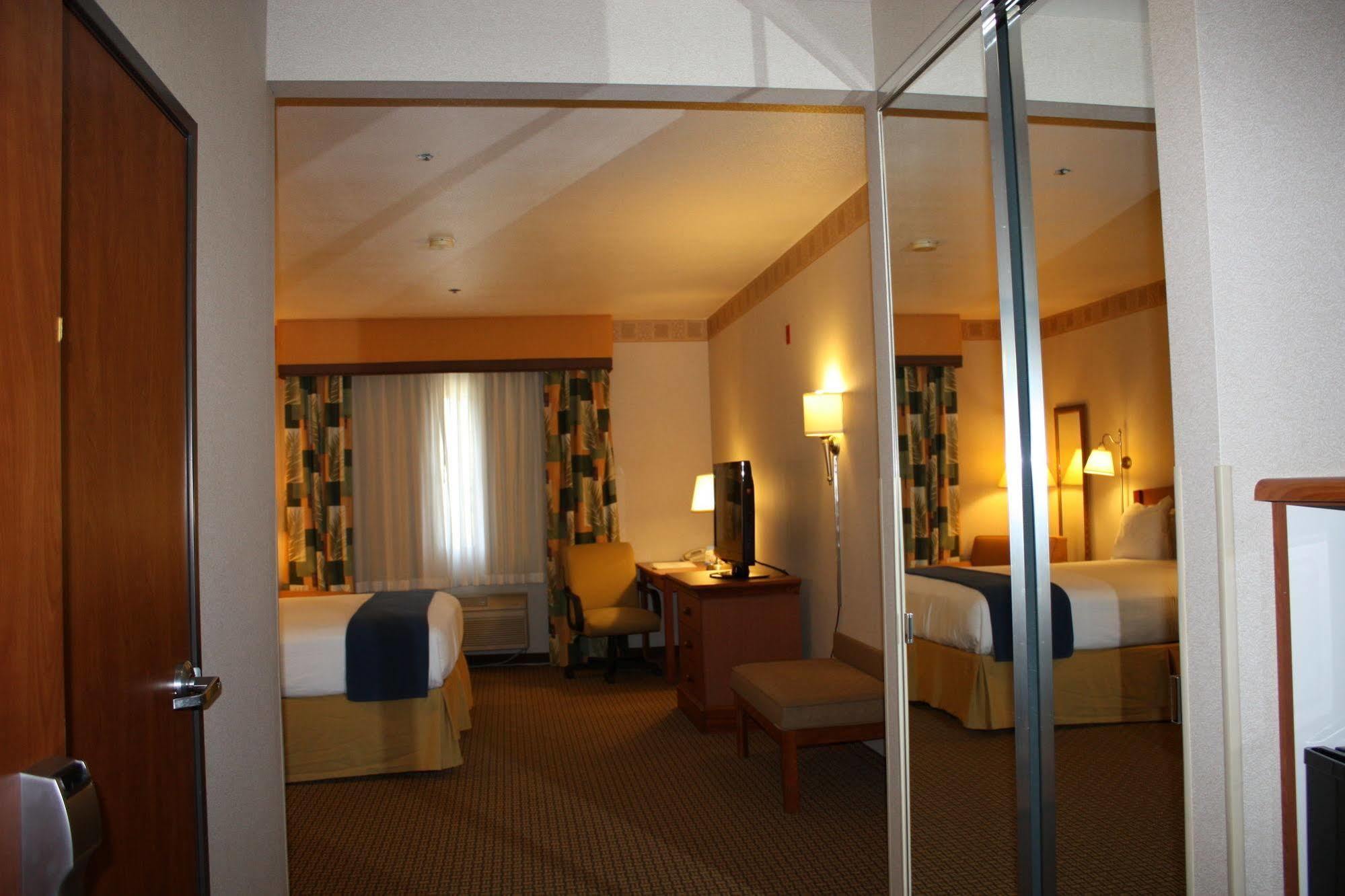 Holiday Inn Express Madera By Ihg Bagian luar foto